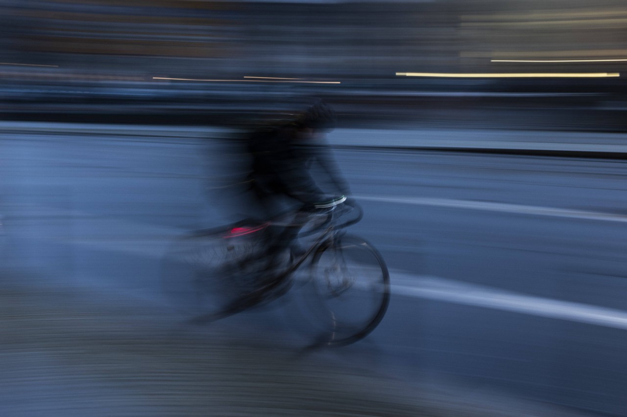 Der unbekannte Radfahrer hat in Rostock mehrere junge Frauen attackiert (Symbolbild).