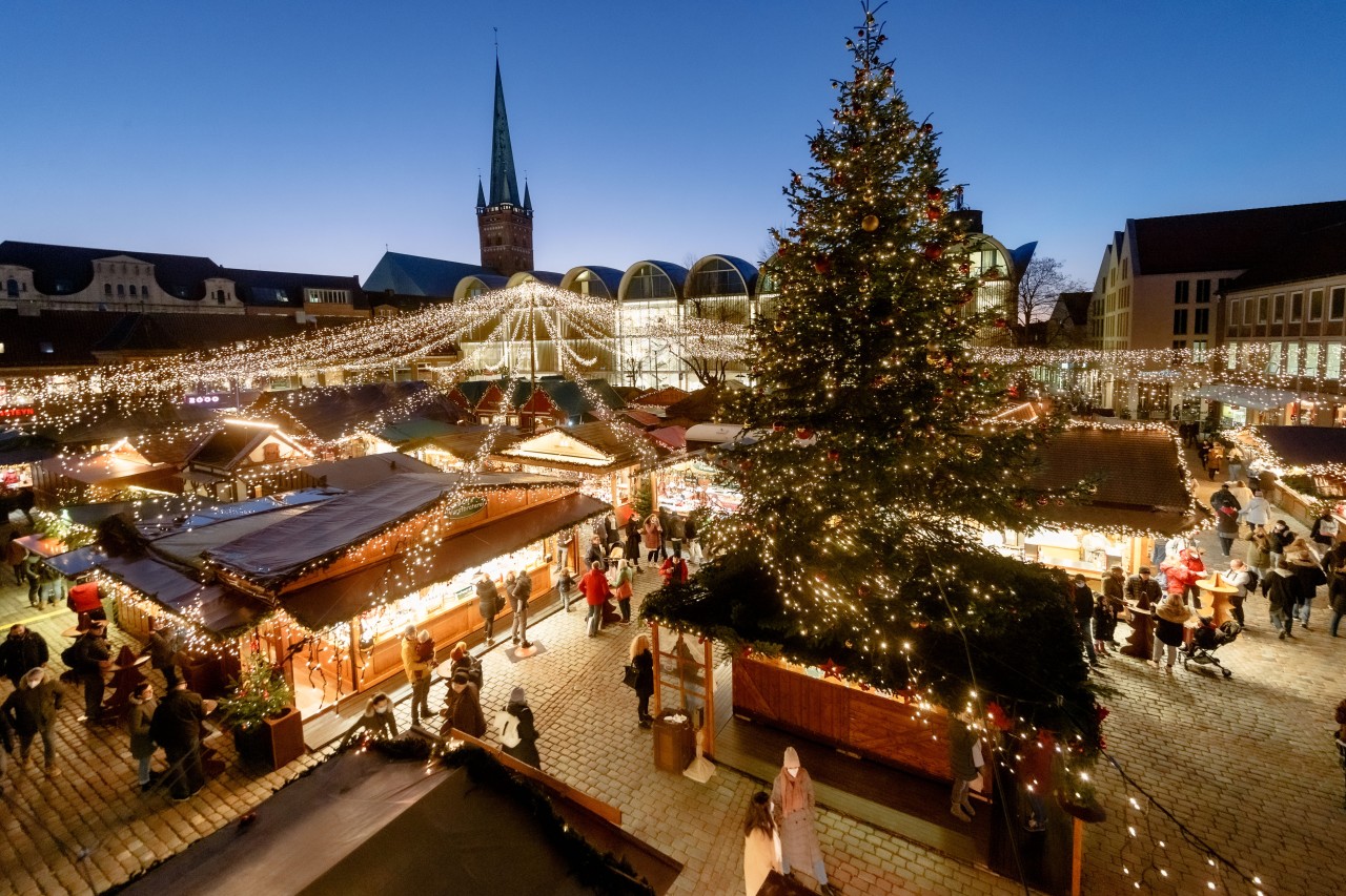 in der Nähe dieses Weihnachtsmarktes stellten Polizisten ein verdächtiges Quartett. 