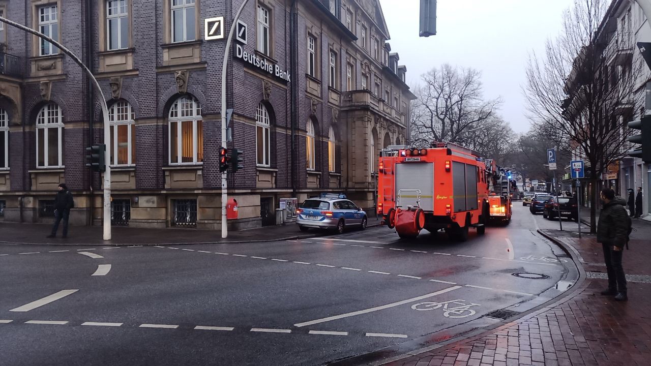 In einer Filiale der Deutschen Bank in Hamburg-Harburg knallte es – daraufhin kam es zu einem Großeinsatz. 