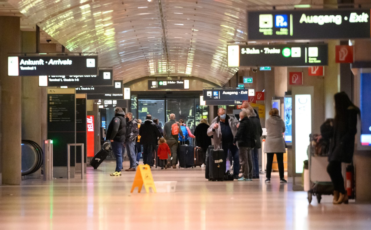 Reiserückkehrer der „Aida Nova“ am Flughafen Hamburg.