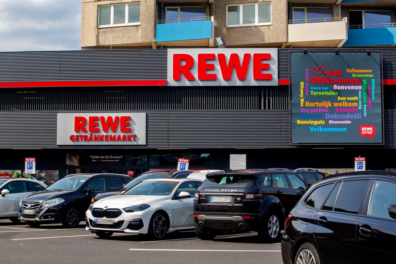 In Kiel hat ein Mann auf einem Rewe-Parkplatz eine unglaubliche Entdeckung gemacht (Symbolbild). 