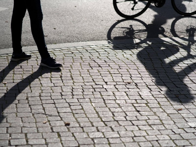Rostock junge Frauen Radfahrer.jpg
