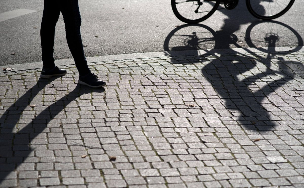 Rostock junge Frauen Radfahrer.jpg