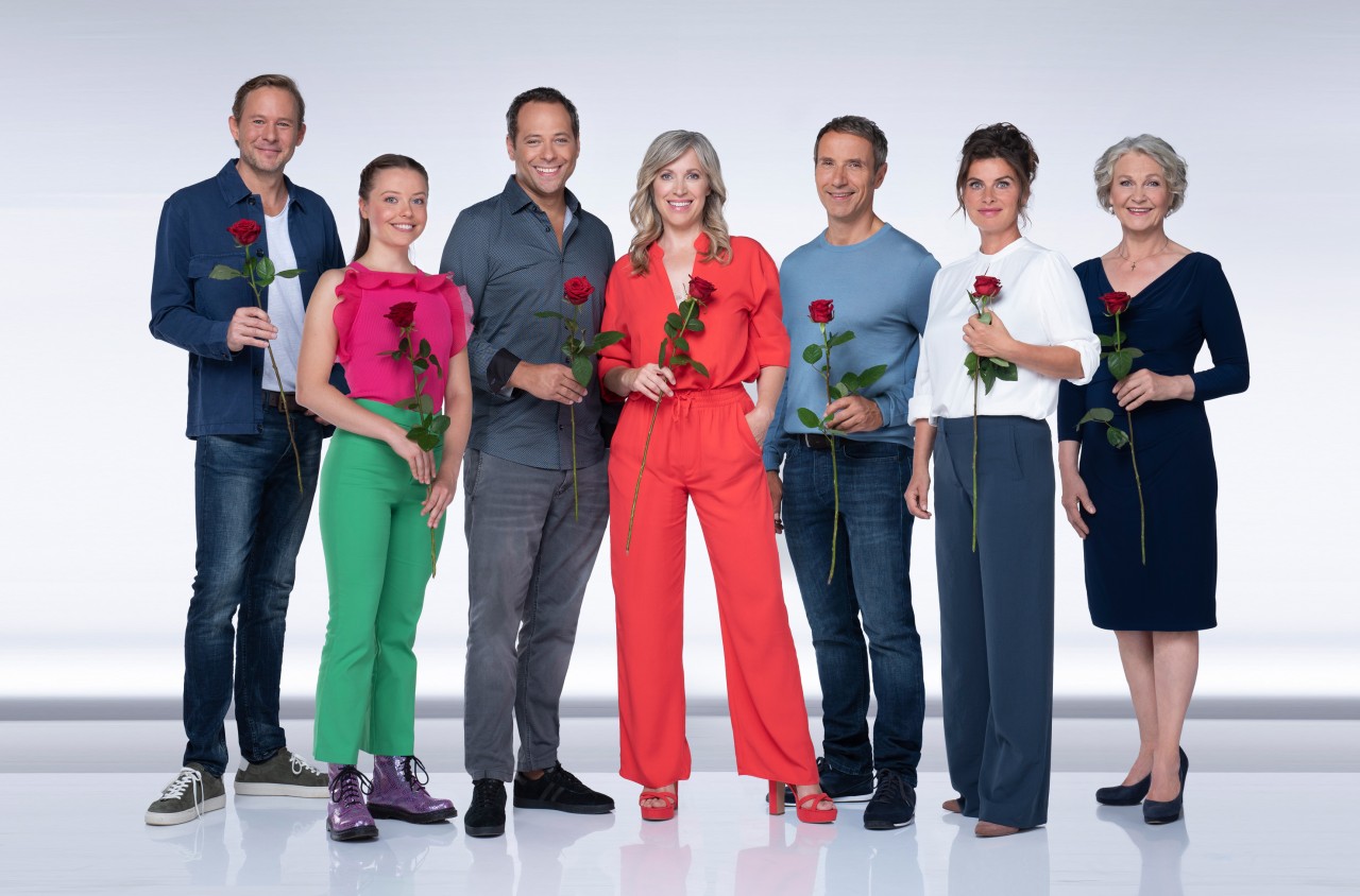 Seit der 19. Staffel neu bei „Rote Rosen“: (v.l.n.r.) Michael „Michi'“ Brandt (Oliver Clemens), Mia Zeese (Leonie Beuthner), Stefano „Leo“ Greco (Daniel Hartwig), Katrin Zeese (Nicole Ernst), Florian Zeese (Stefan Plepp), Anke Reichard (Anne Brendler), Dörte Reichard (Edelgard Hansen).