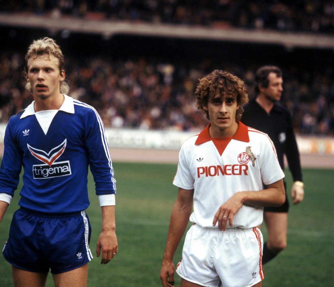 „Rote Rosen“-Gaststar Pierre Littbarski (r.) mit Schalke-Spieler Thomas Kruse.