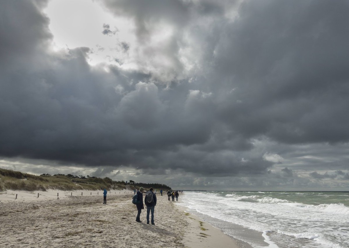 Rügen Spaziergänger Strand Regen.jpg