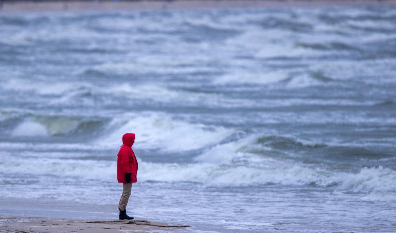 Wellenrauschen am leeren Ostsee-Strand: Im Winter kommen vor allem Naturliebhaber zum Urlaub nach Rügen. 