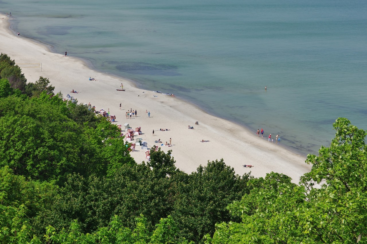 Urlauber am Strand von Rügen.