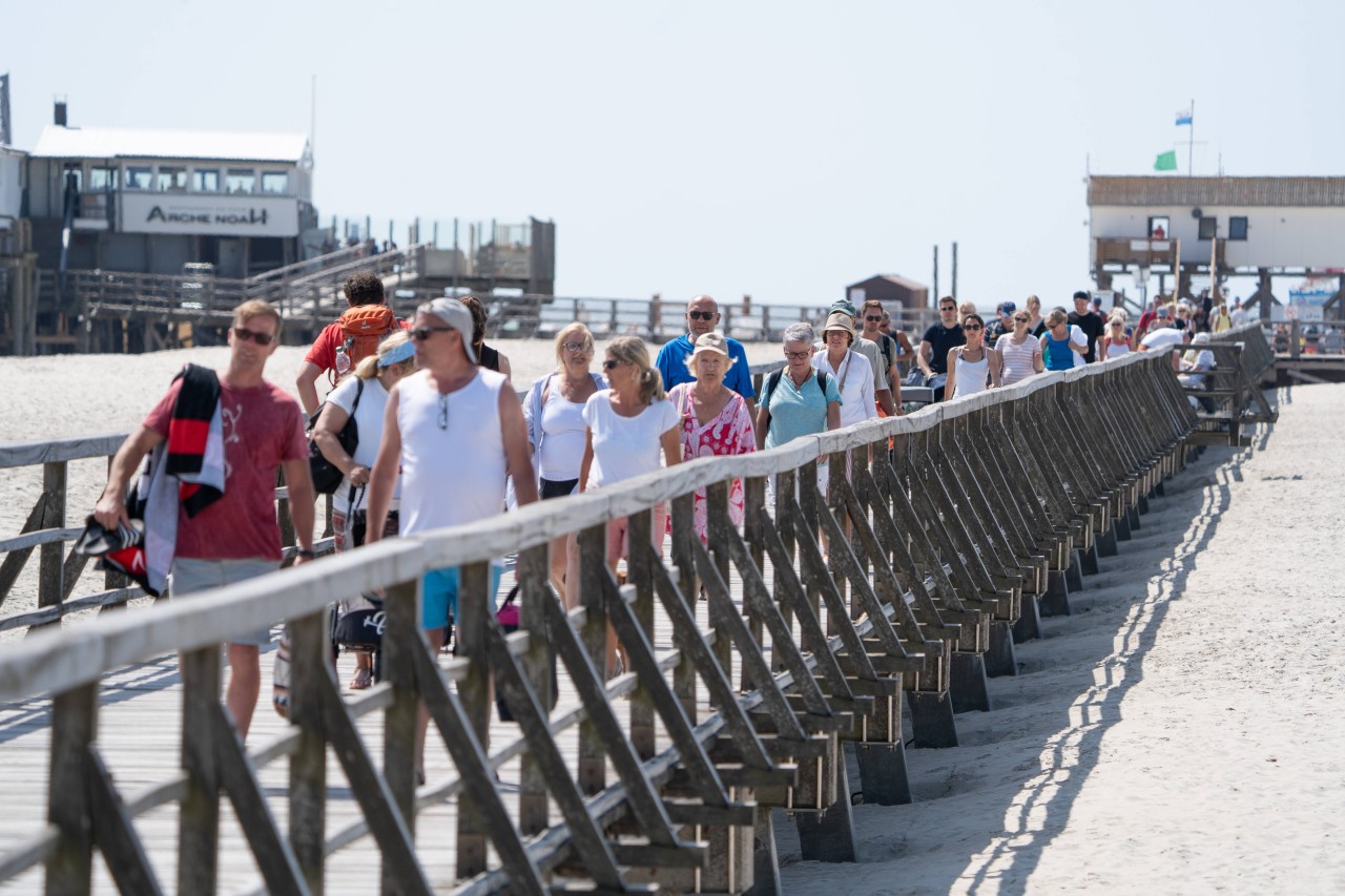 Menschen auf der Strandpromenade von SPO