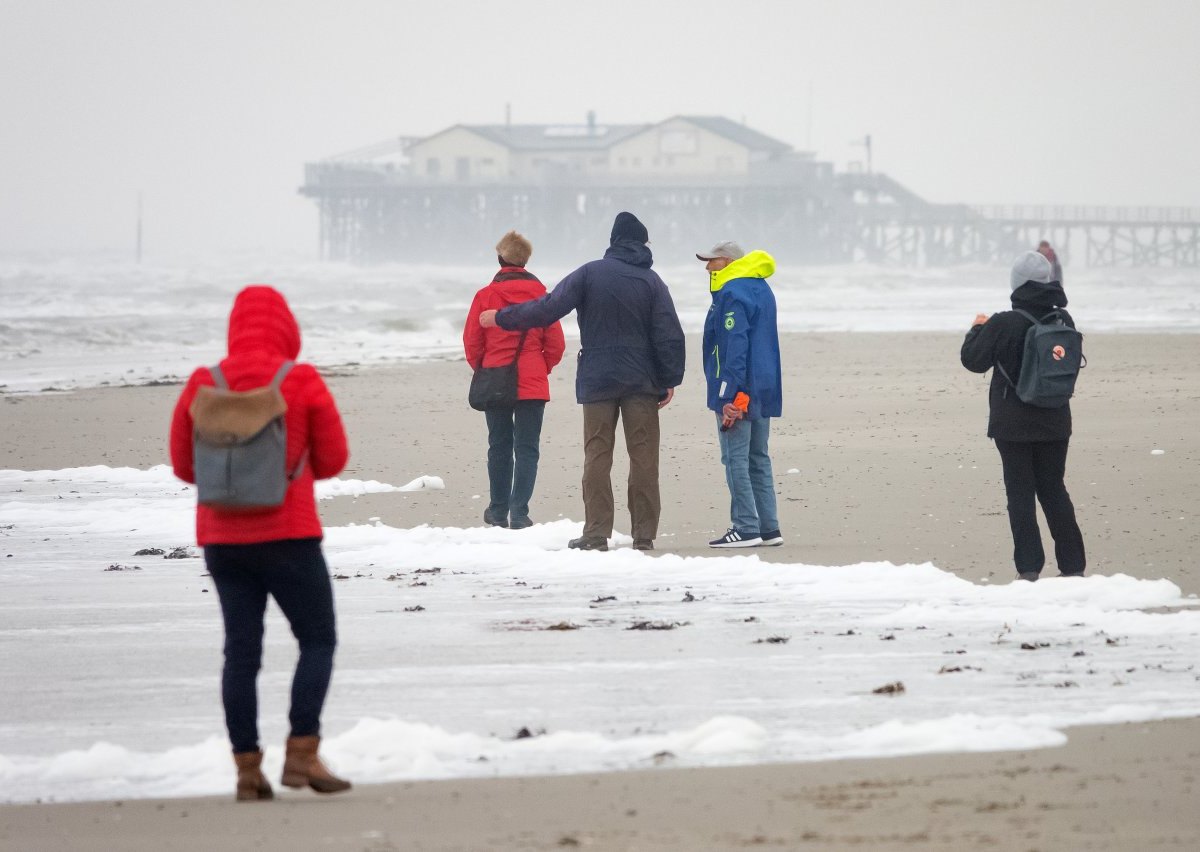 Sankt Peter-Ording (SPO) Nordsee Wintervergnügen Bad Pandemie Eisbahn Getränk 2G Urlaub