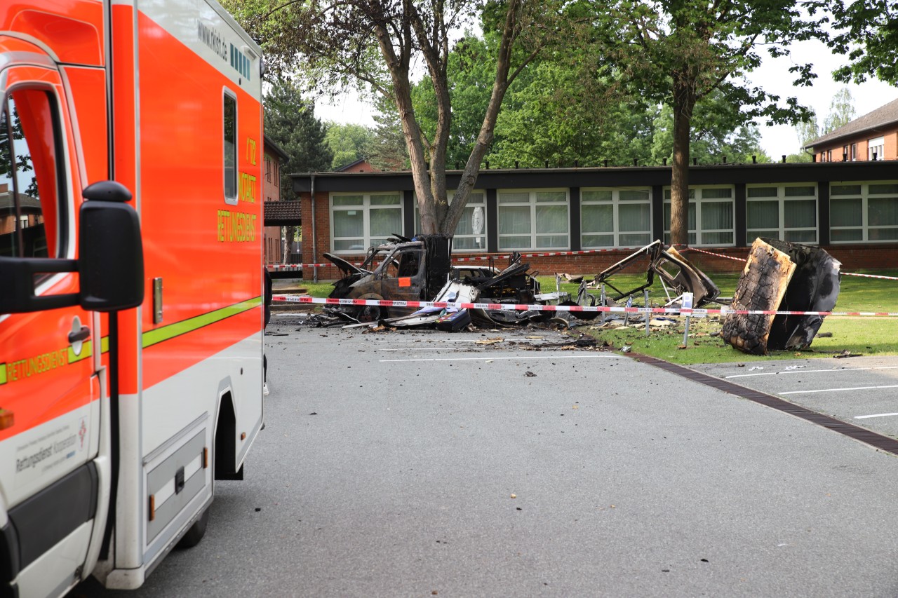 Ein Rettungswagen explodiert in Bad Segeberg in Schleswig-Holstein. 