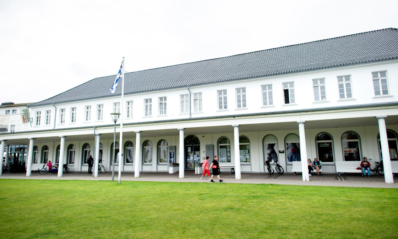 Das historische Gebäude auf Norderney ist Sitz des Rathauses und der Staatsbad Norderney GmbH.