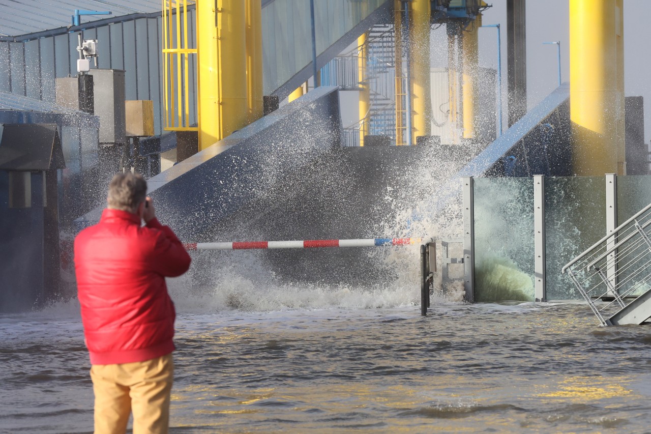 Die Nordsee-Küste könnte von Hammer-Orkanböen getroffen werden. Hier fotografiert ein Mann den Anleger in Dagebüll.