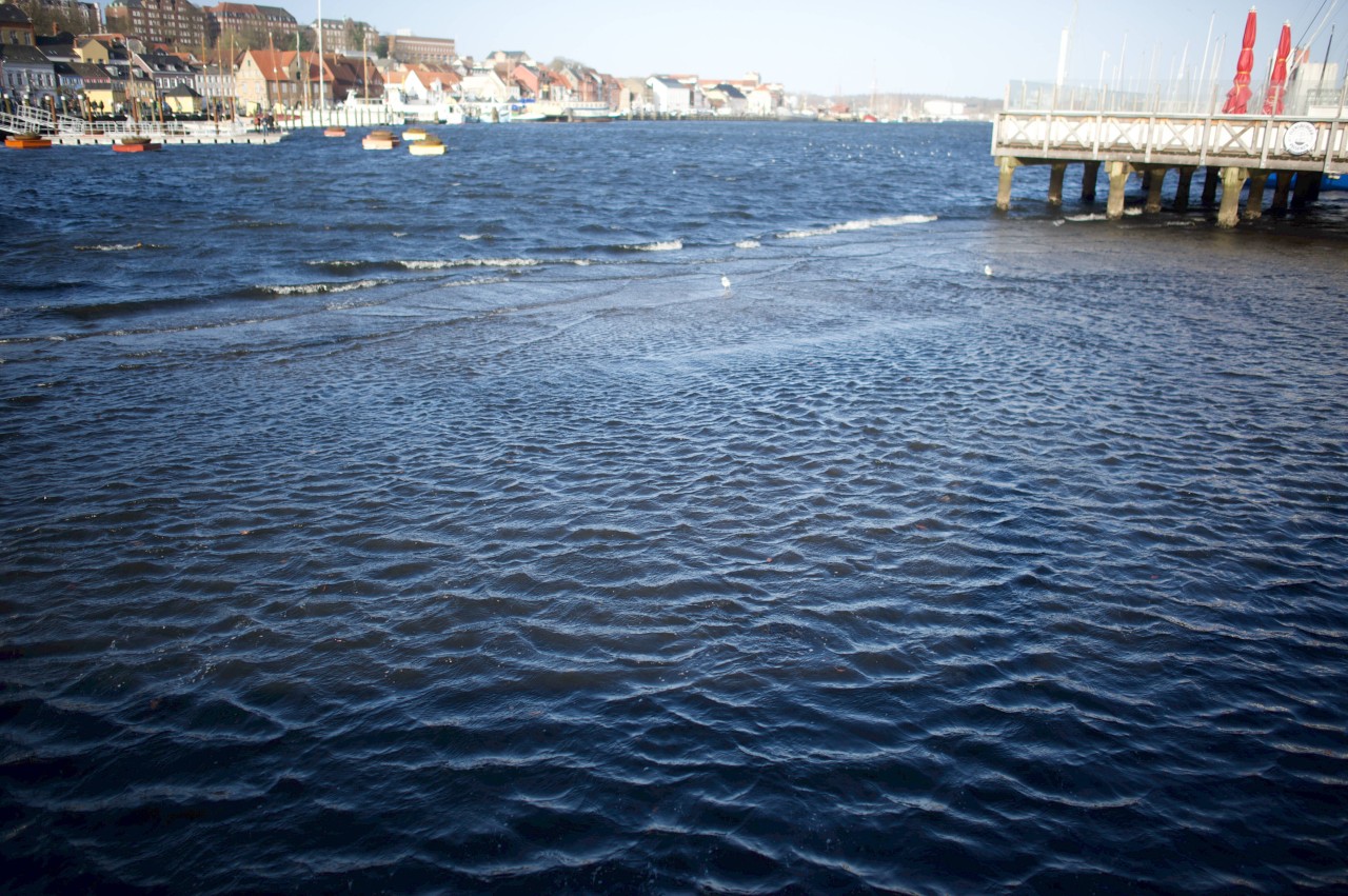 Sturmtief „Nadia“ Der Sturm drückt das Ostseewasser aus dem Hafen in Flensburg hinaus, bevor es mit Sturmunterstützung wenig später zurückkommt.