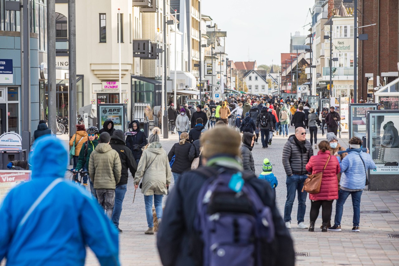 Menschen auf Sylt. Eine Aufnahme aus dem Oktober