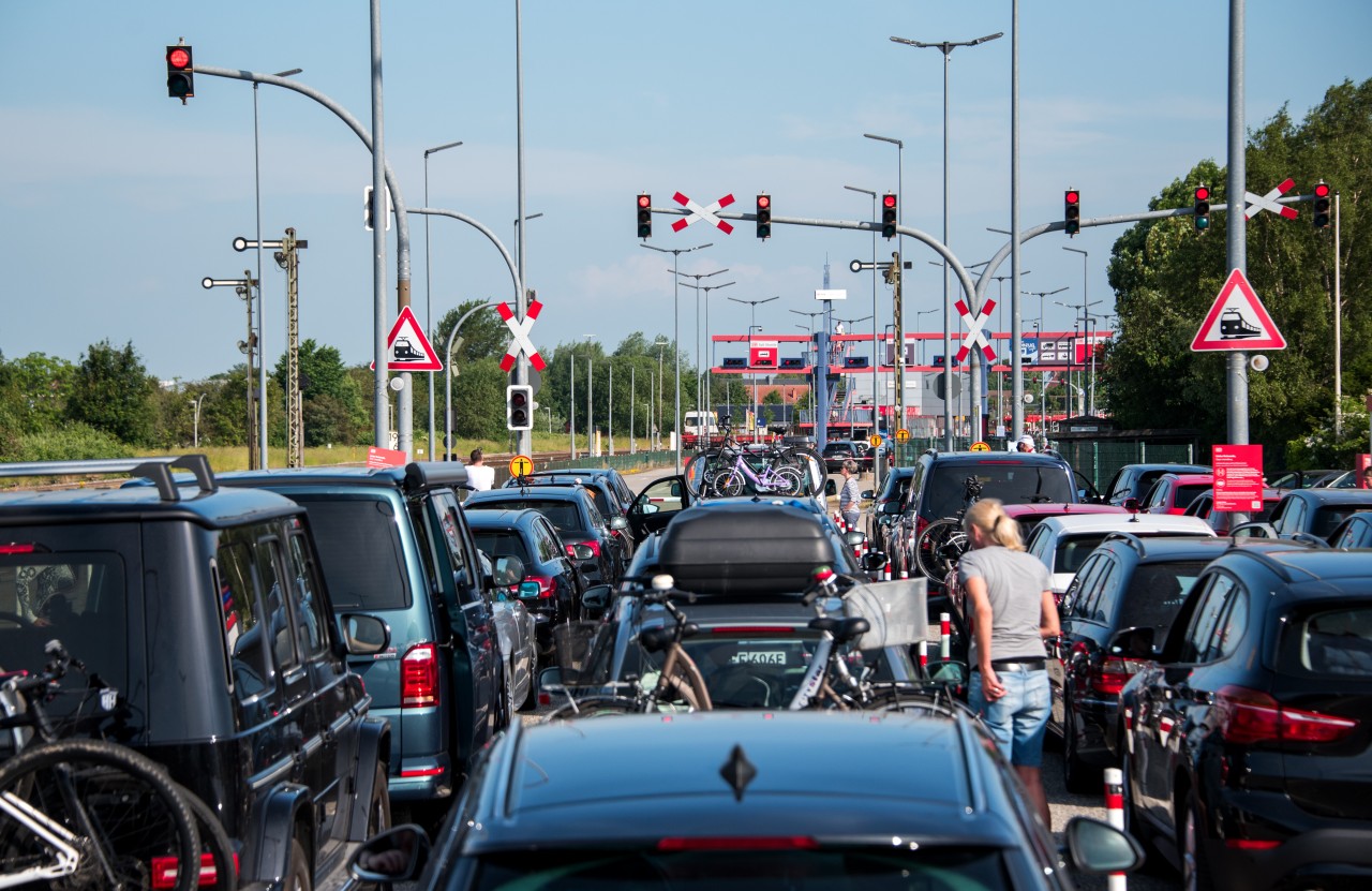 Autos stehen an der Autozug-Verladestation zur Nordseeinsel Sylt in Schlangen.