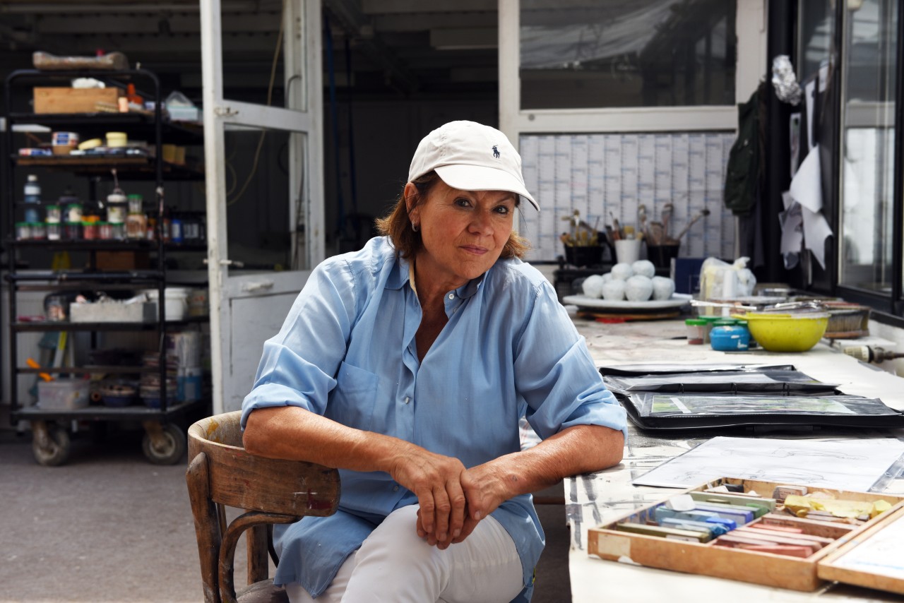 Christel Lechner, eine deutsche Bildhauerin und Töpfermeisterin, sitzt in ihrem Atelier. Sie erstellt die „Alltagsmenschen“, die auch auf Sylt ausgestellt sind. 