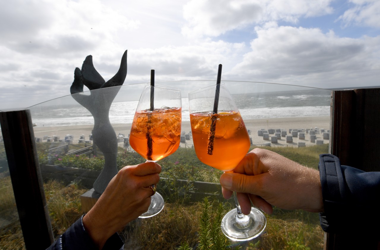 Stößchen auf Sylt: Touristen in einem Restaurant am Strand von Westerland.