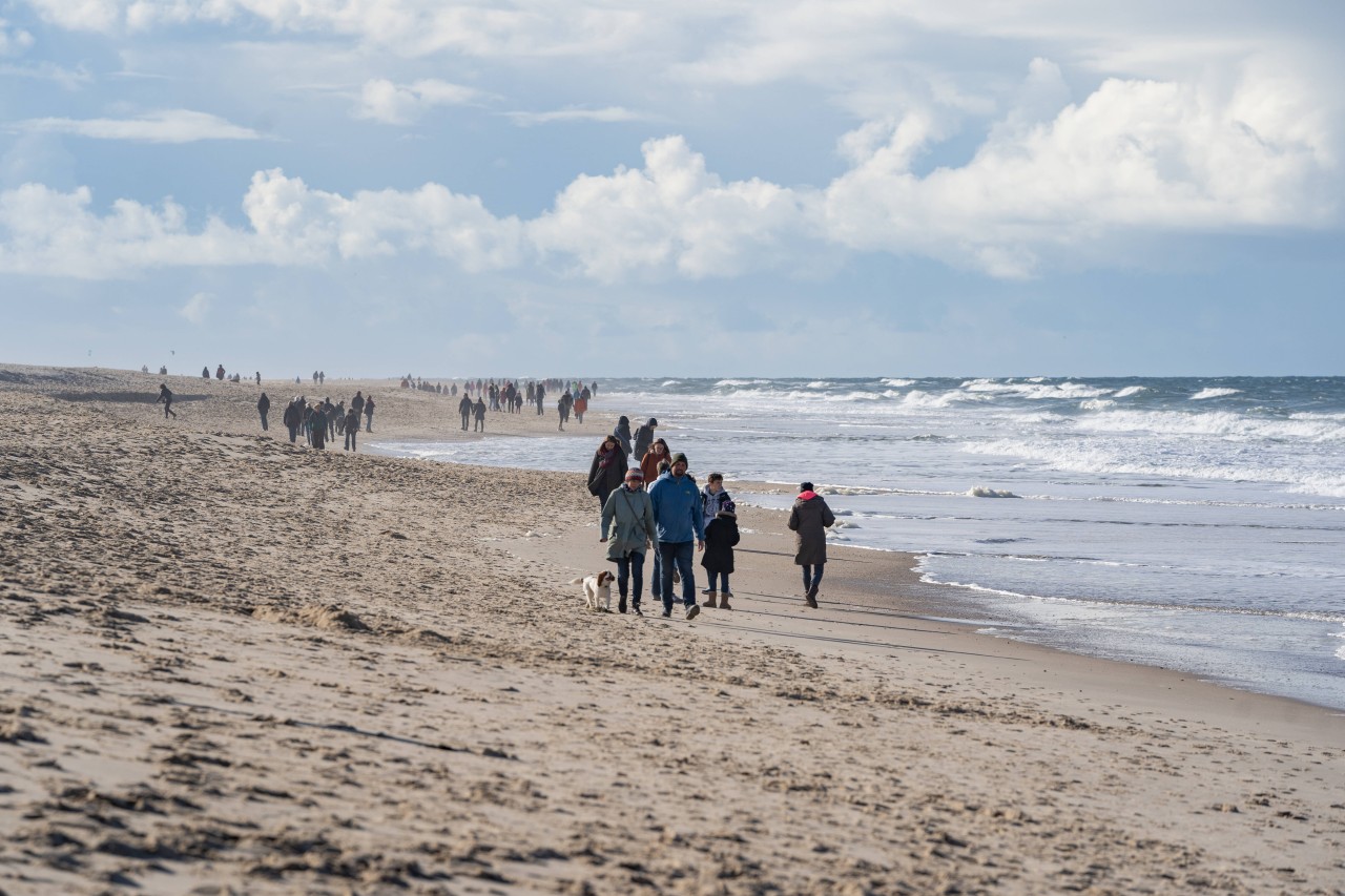 Menschen am Strand auf Sylt.