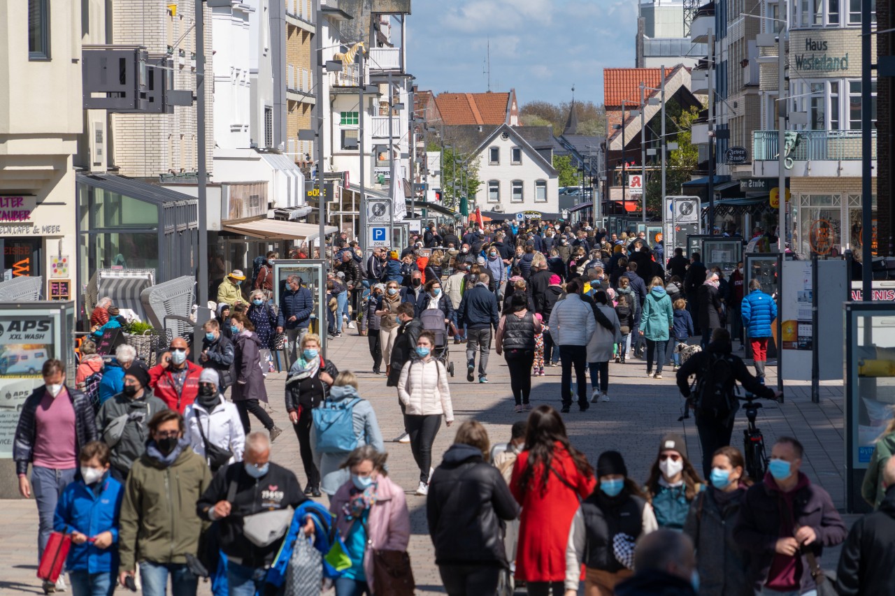 Die Friedrichsstraße in Westerland auf Sylt ist gerne mal voll. Hier gibt es eine Maskenpflicht.