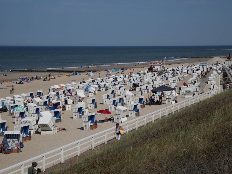 Sylt Strand Hochsaison Urlaub Strandkörbe Abräumen.jpg