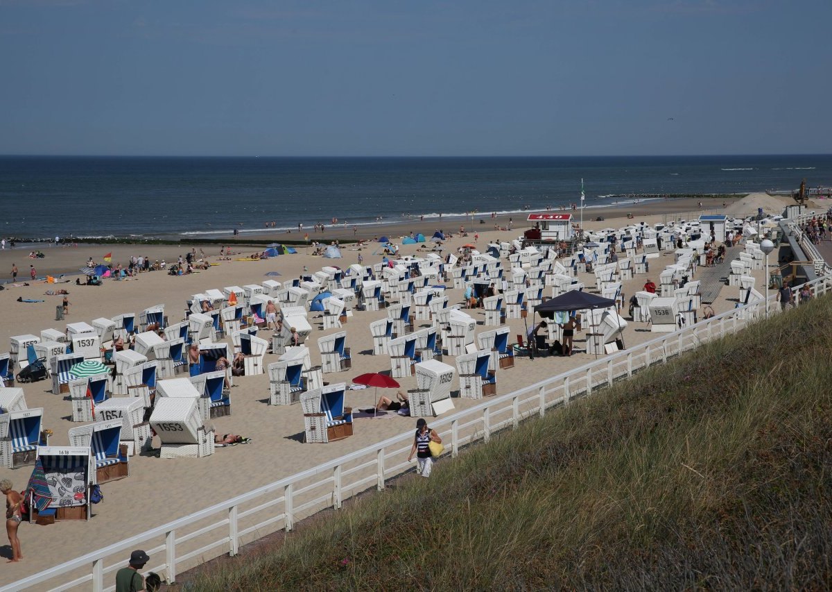 Sylt Strand Hochsaison Urlaub Strandkörbe Abräumen.jpg