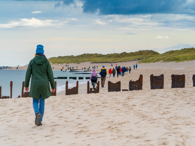Sylt Strand mit Urlaubern.jpg