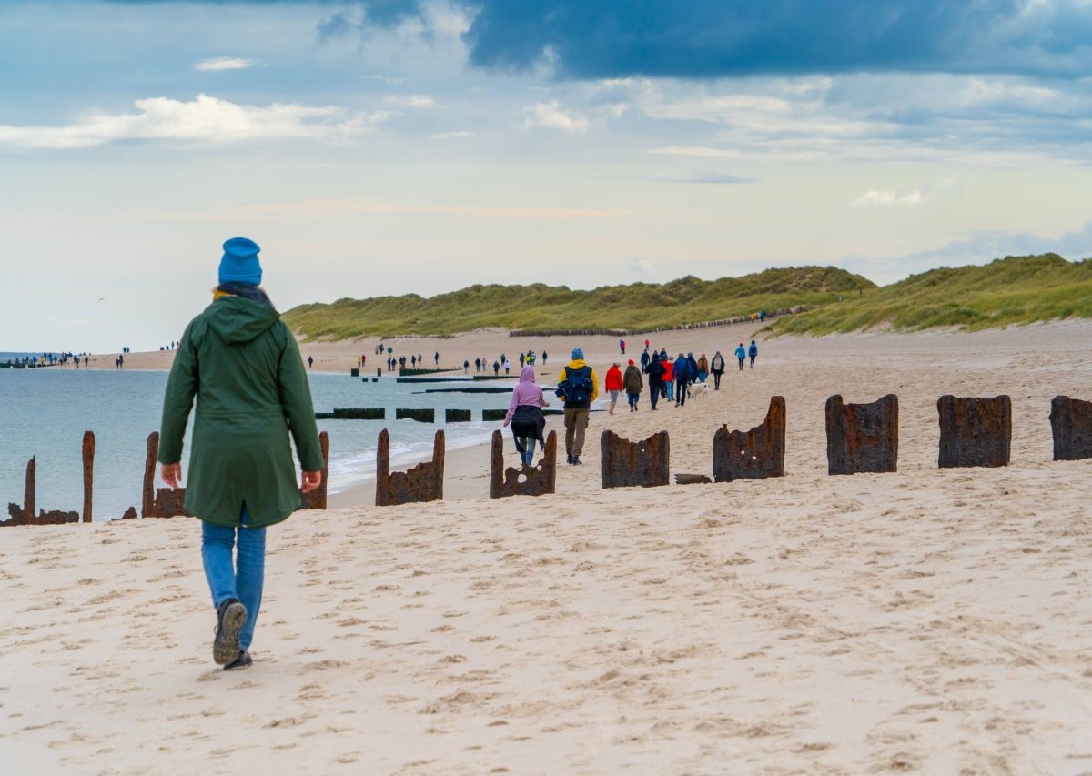 Sylt Strand mit Urlaubern.jpg