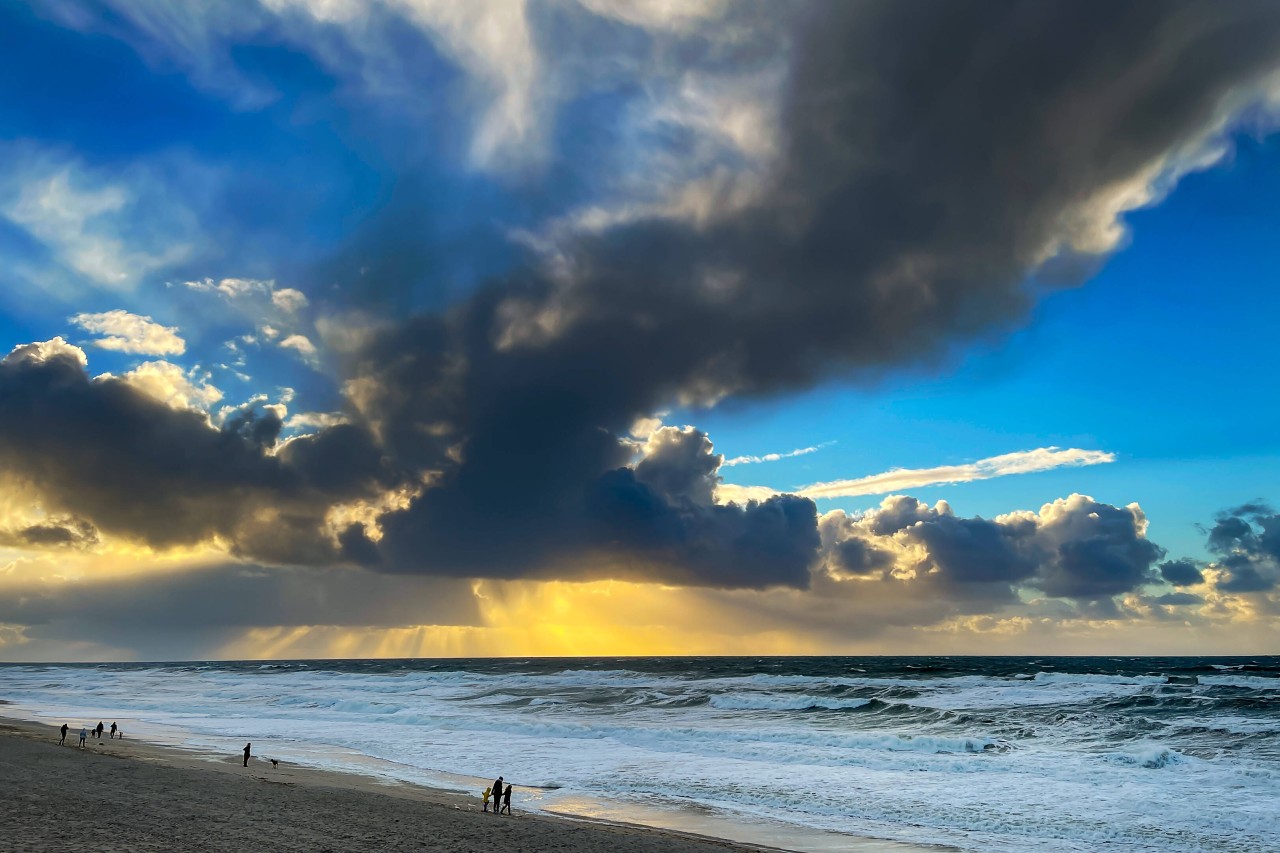 Die Natur sieht stoisch zu: Westerland auf Sylt ist fest im Griff von Preis-Boom und Massen-Schliessungen – ein Phänomen, das die ganze Insel betrifft.