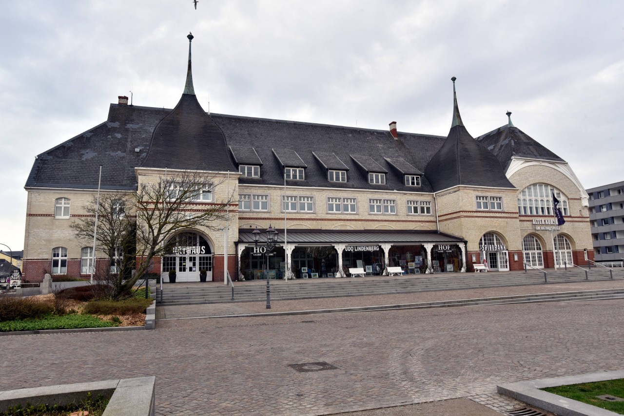 Sylt: Am Treppengeländer des Rathauses in Westerland hatte der Dieb das Fahrrad angeschlossen.