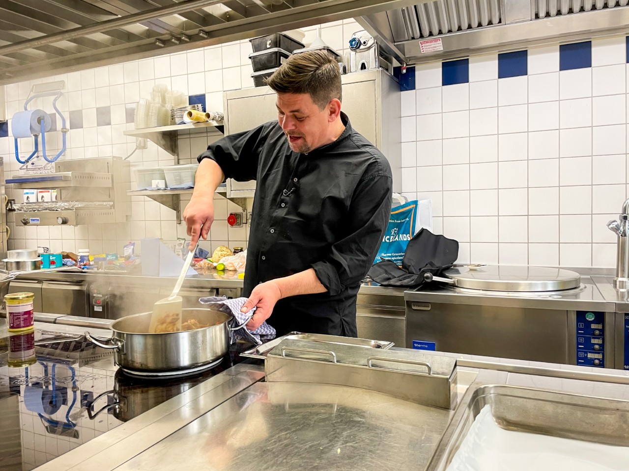 In der aktuellen Folge von „Kitchen Impossible“ erlebt Tim Mälzer eine große Überraschung. 