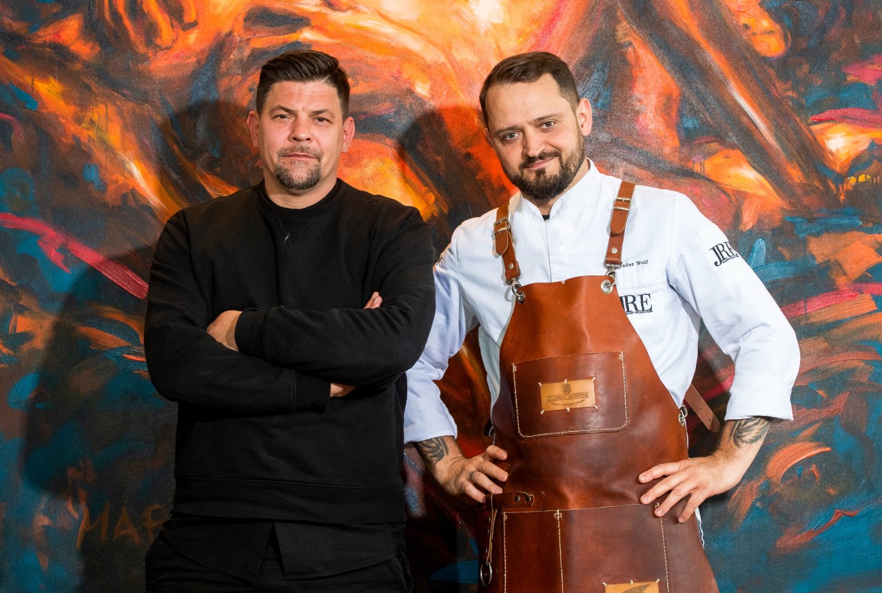 Tim Mälzer (l.) trat in der dritten Folge von „Kitchen Impossible“ gegen den russischen Sternekoch Alexander Wulf an. 