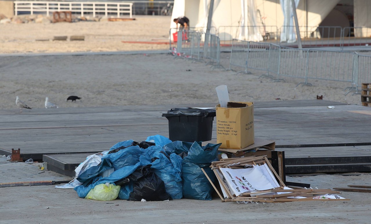 Müll liegt nach der Travemünder Woche am Ostsee-Strand (Archivbild). 
