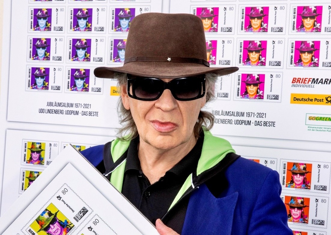 Udo Lindenberg mit seinen Sonderbriefmarken.