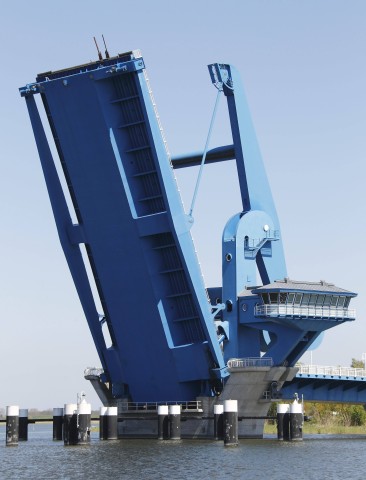 Die Peenebrücke in Wolgast an der Ostsee wird auch als „Blaues Wunder“ bezeichnet.