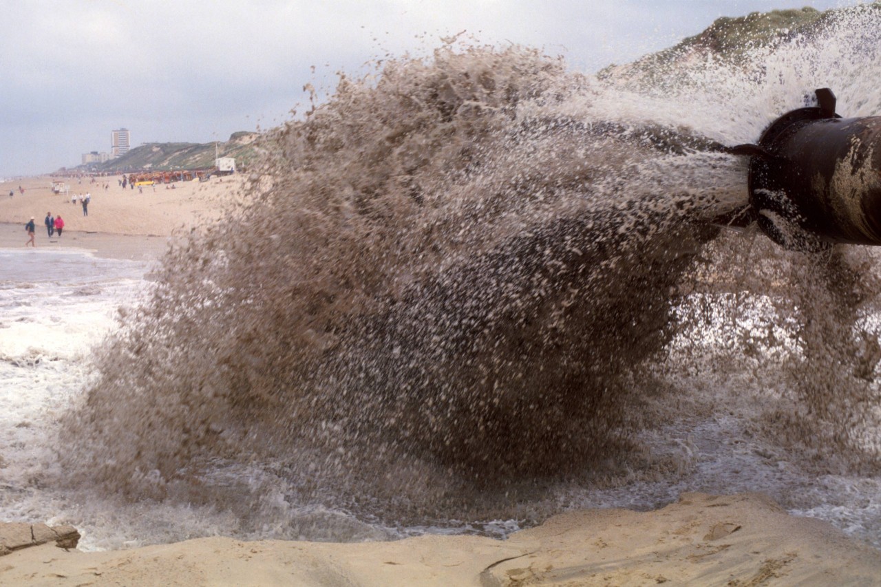 Wind und Brandung reißen an der Westküste von Sylt Sand ins Meer. Vorgespülter Sand wie im Bild wirkt wie ein Schutzwall gegen das Schrumpfen der Insel.