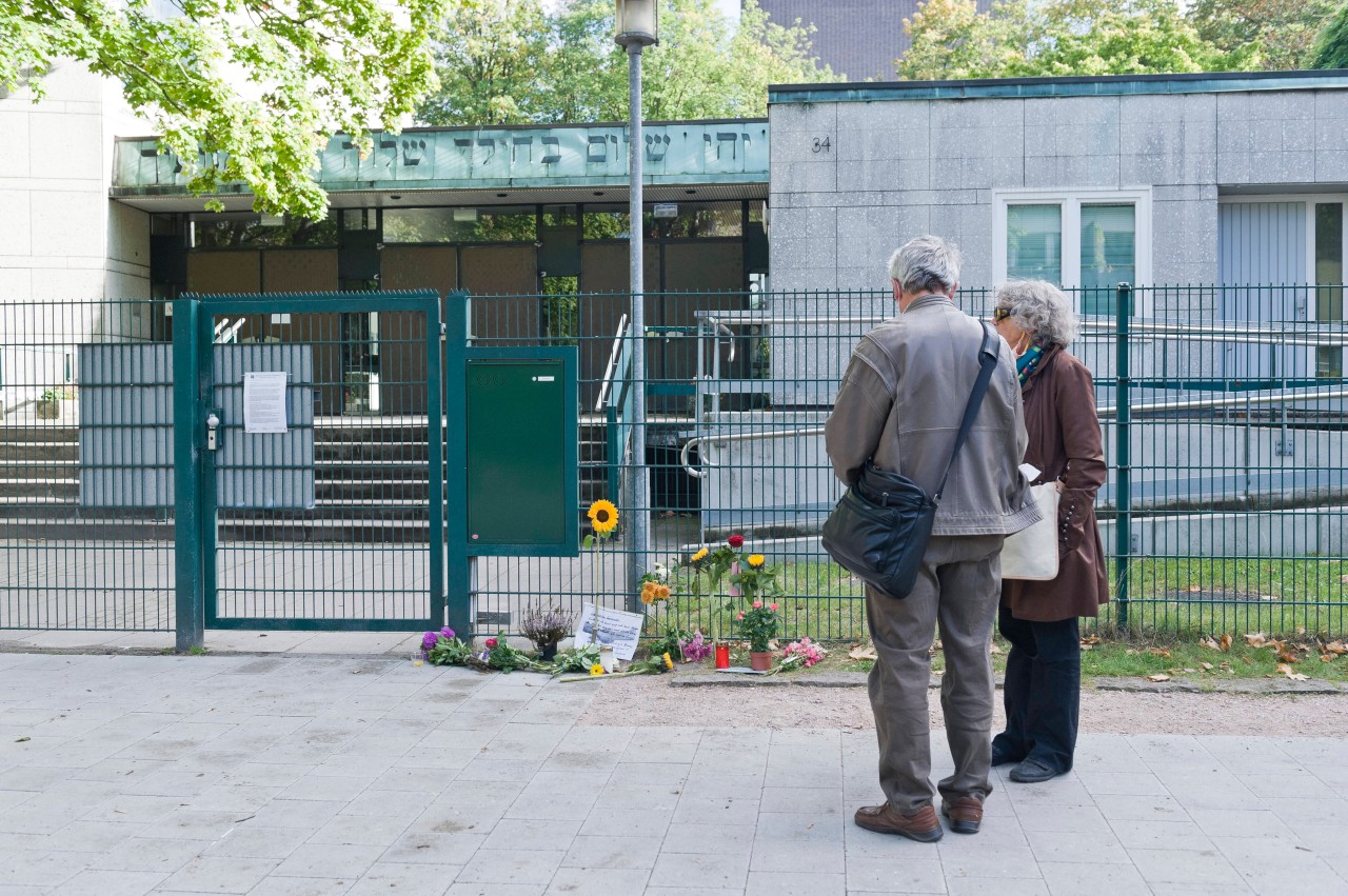 Viele Menschen besuchten die Hamburger Synagoge und zollten ihr Mitgefühl 