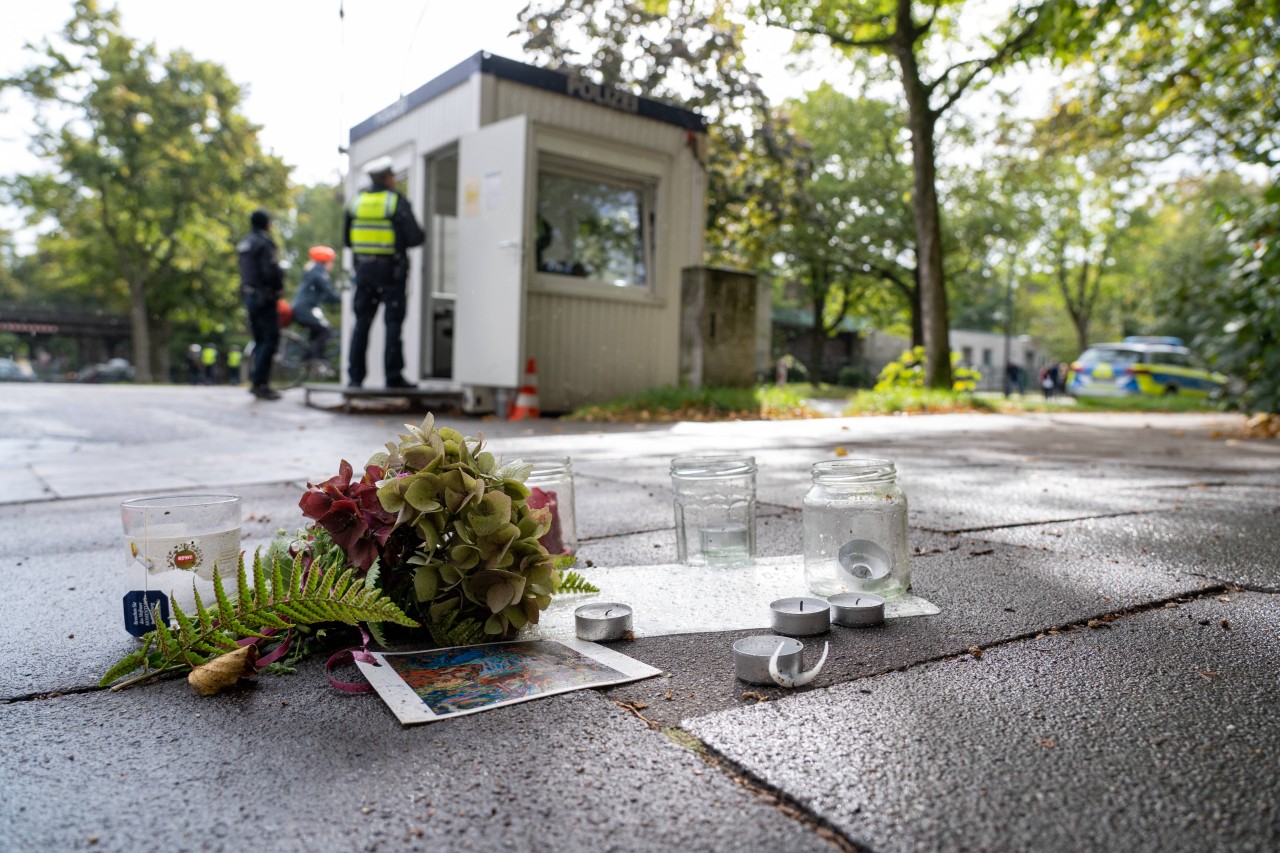 Der Anschlag vor der Synagoge in Hamburg sorgt weiterhin für Schmerz und Trauer. 