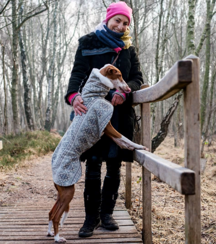 Hundedame Nicci trägt einen Wintermantel mit Retro-Kachelmuster.