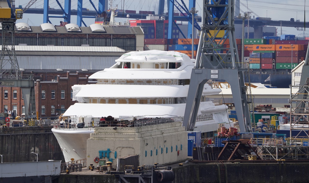 Die Mega-Yacht „Sassi 2“ liegt im Blohm + Voss Dock Elbe 17 im Hamburger Hafen. (Archivbild)