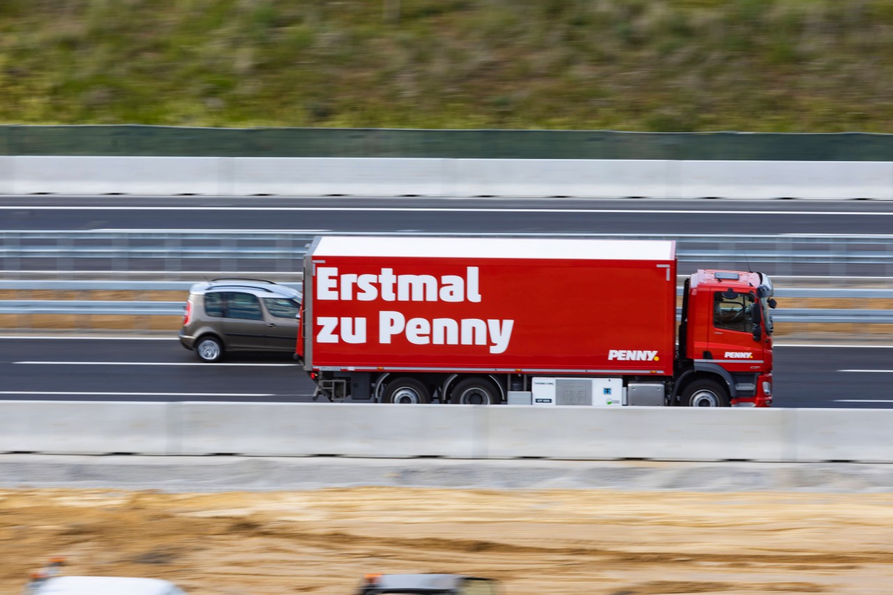 A1 in Hamburg: Die beiden Frauen hoffen auf Hinweise nach dem Fahrer des Penny-Lkw.