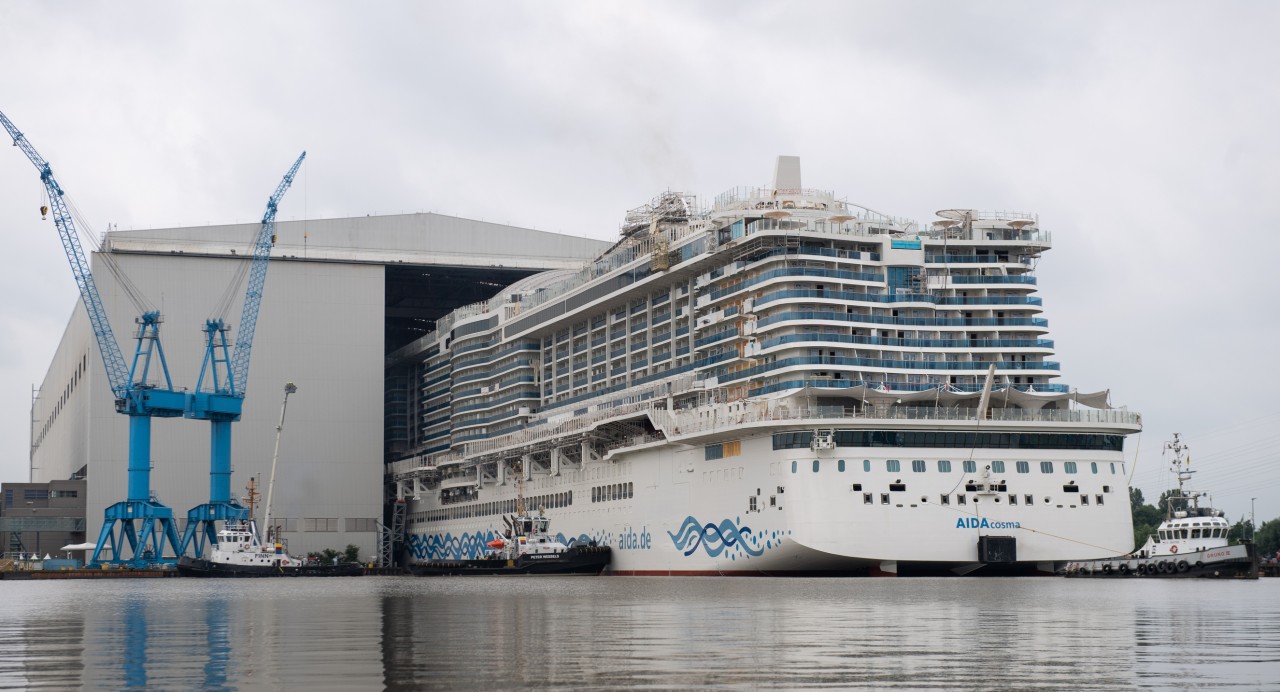 Die „Aida Cosma“ verlässt das Baudock der Meyer Werft. 