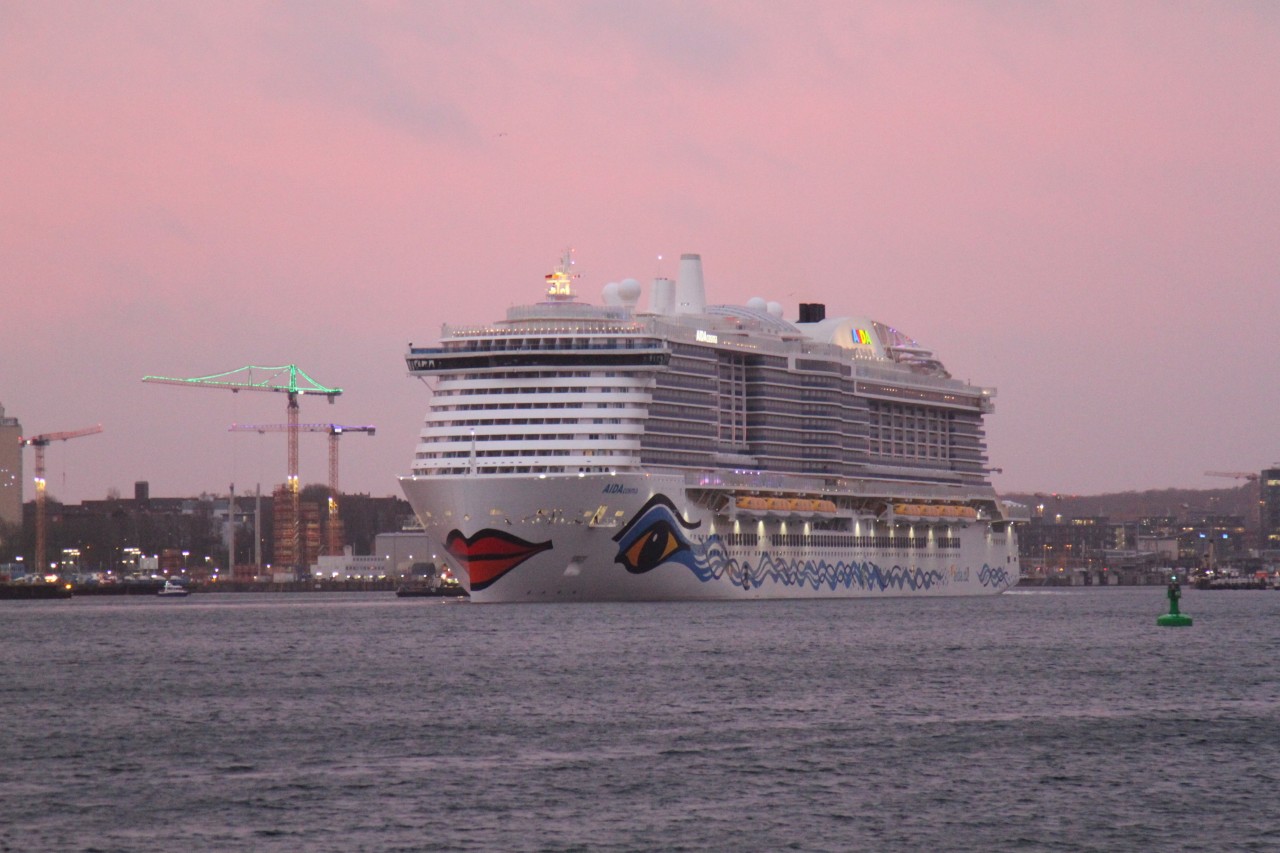 Mit der „Aidacosma“ soll es ab Hamburg auf Reisen gehen. (Archivbild)