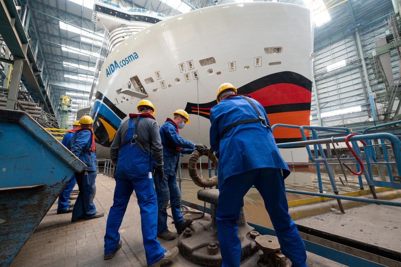 Arbeiter mit der „Aida Cosma“ in der Meyer Werft in Papenburg