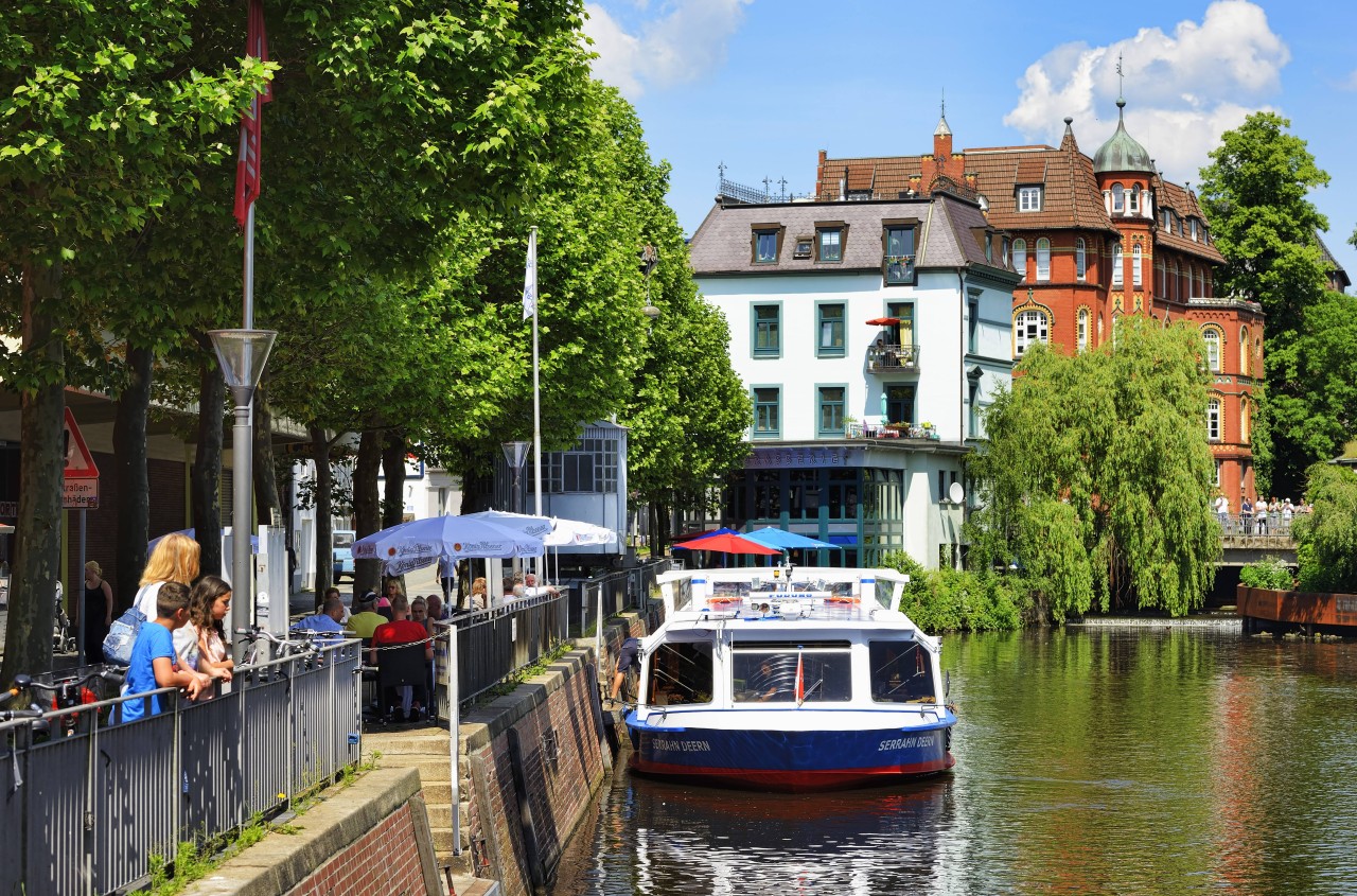 Das historische Quartier rund um den Bergedorfer Hafen mit einer Barkasse.