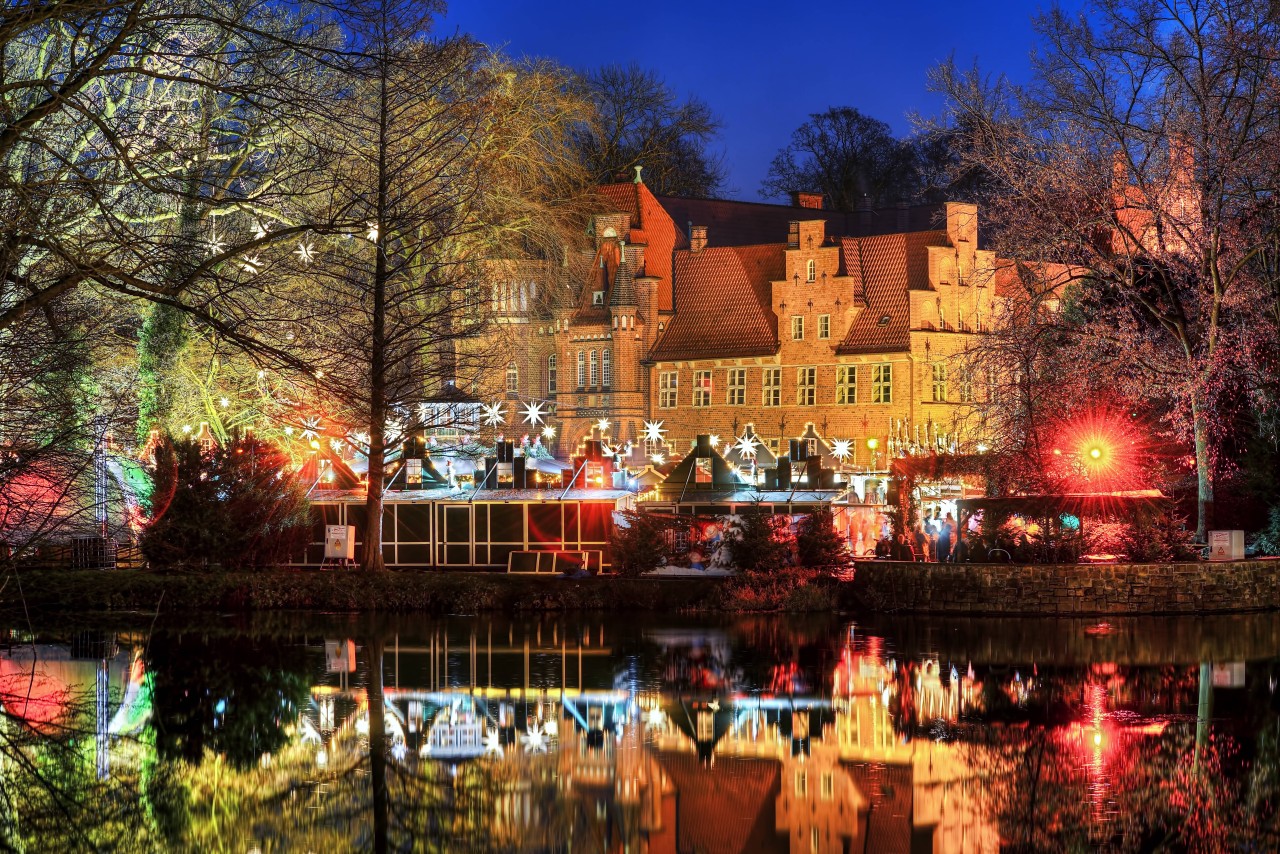 Romantisch: Das Bergedorfer Schloss mit Weihnachtsmarkt.