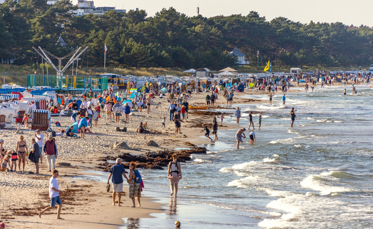 Reges Treiben am Ostsee-Strand von Binz auf Rügen. 