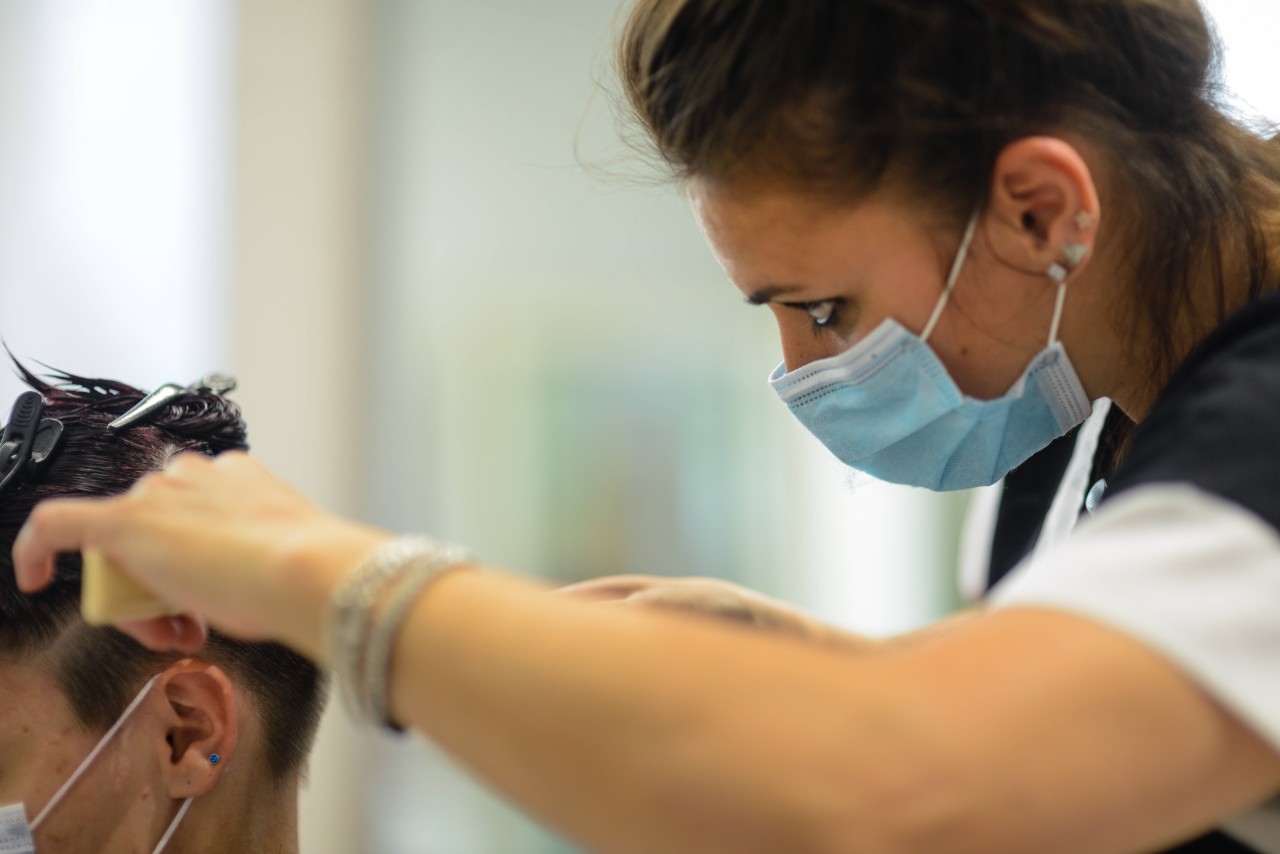 In Bremen dürfen Friseure wieder arbeiten.