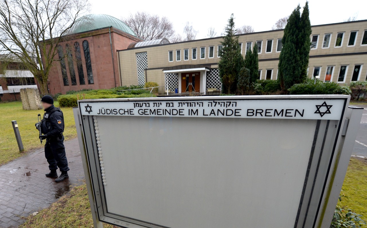 Ein Polizist bewacht die Synagoge in Bremen (Archivfoto).