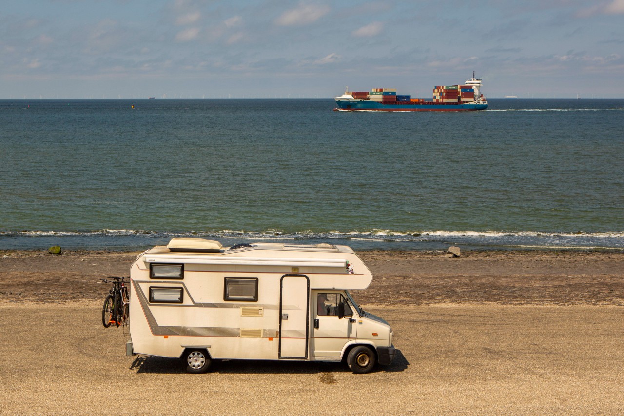 Camping ist angesagt: Ein Wohnmobil an der Küste